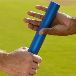 开云·体育全站登录地址-某队球员受伤退出赛场，球迷担心不已，某一队员受伤或生病不能继续比赛时,首先必须