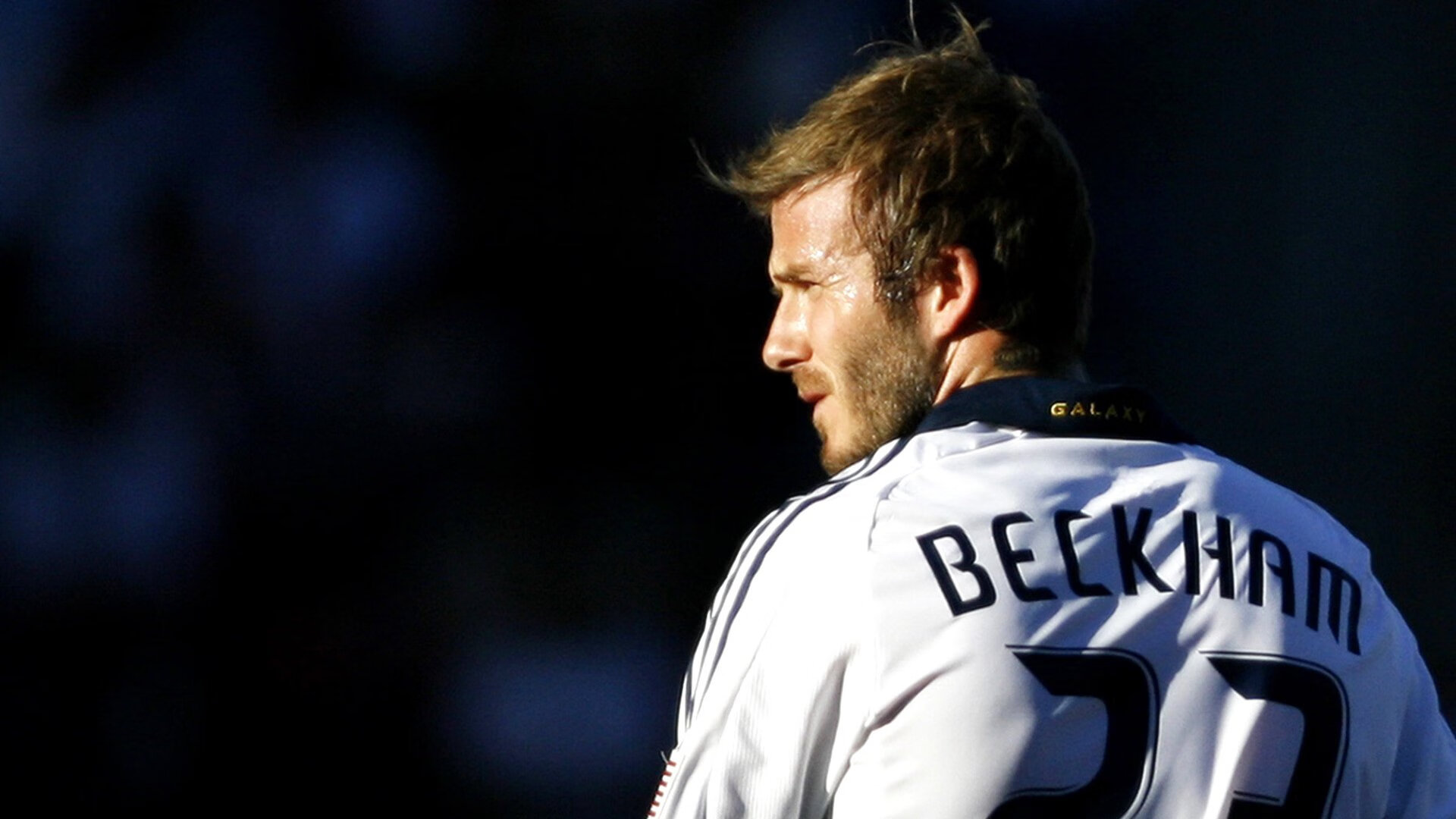 某队球员受伤退出赛场，球迷担心不已，某一队员受伤或生病不能继续比赛时,首先必须